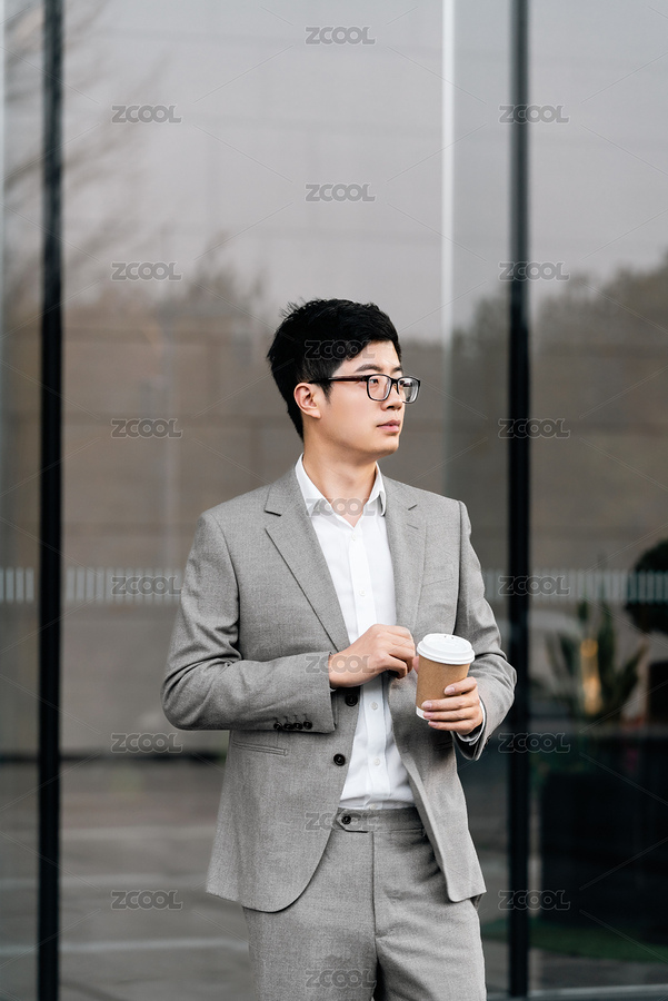 亞洲商務男士手持紙杯在戶外（主預覽-8230790） - 未分類 - 站酷設計師Anciens原創(chuàng)素材 - 站酷ZCOOL