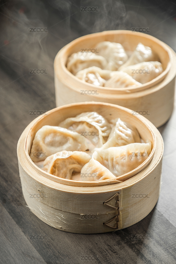 棕色木紋桌面上放著一份冒著熱氣的蒸餃（主預(yù)覽-8941856） - 未分類 - 站酷設(shè)計師濤麟攝影原創(chuàng)素材 - 站酷ZCOOL