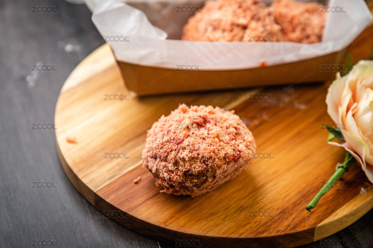 棕色桌面上放著一塊蓬松面包球（主預(yù)覽-7355664） - 未分類 - 站酷設(shè)計(jì)師濤麟攝影原創(chuàng)素材 - 站酷ZCOOL