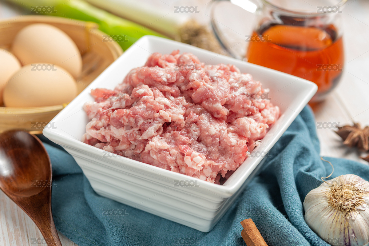 新鮮的豬肉餡擺放在木桌面上旁邊放有調(diào)料（主預(yù)覽-7191640） - 未分類 - 站酷設(shè)計(jì)師金翅大鵬原創(chuàng)素材 - 站酷ZCOOL