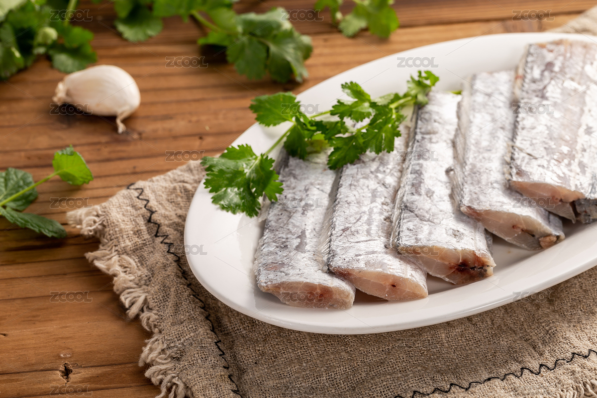 木板背景上新鲜带鱼段（主预览-8924138） - 未分类 - 站酷设计师众目摄影设计原创素材 - 站酷ZCOOL