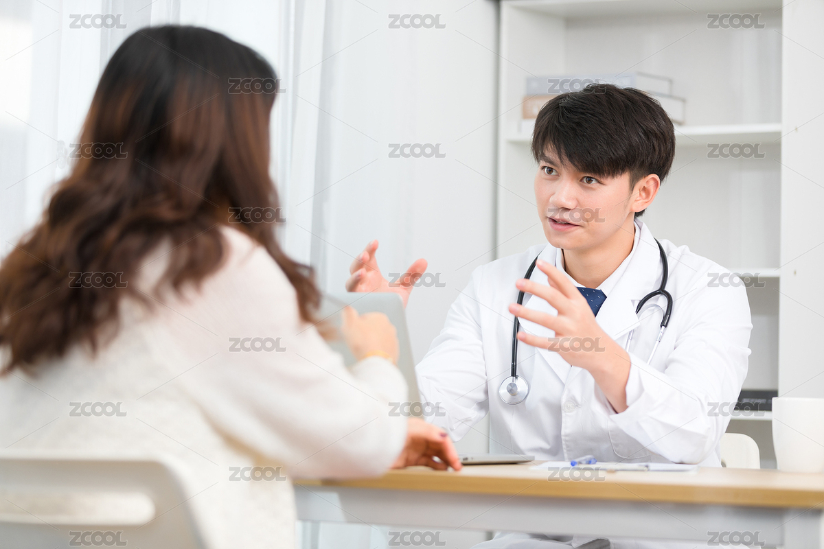 坐在办公室里的亚洲男医生正在询问患者的病情（主预览-2382365） - 未分类 - 站酷设计师龙套就是龙套原创素材 - 站酷ZCOOL