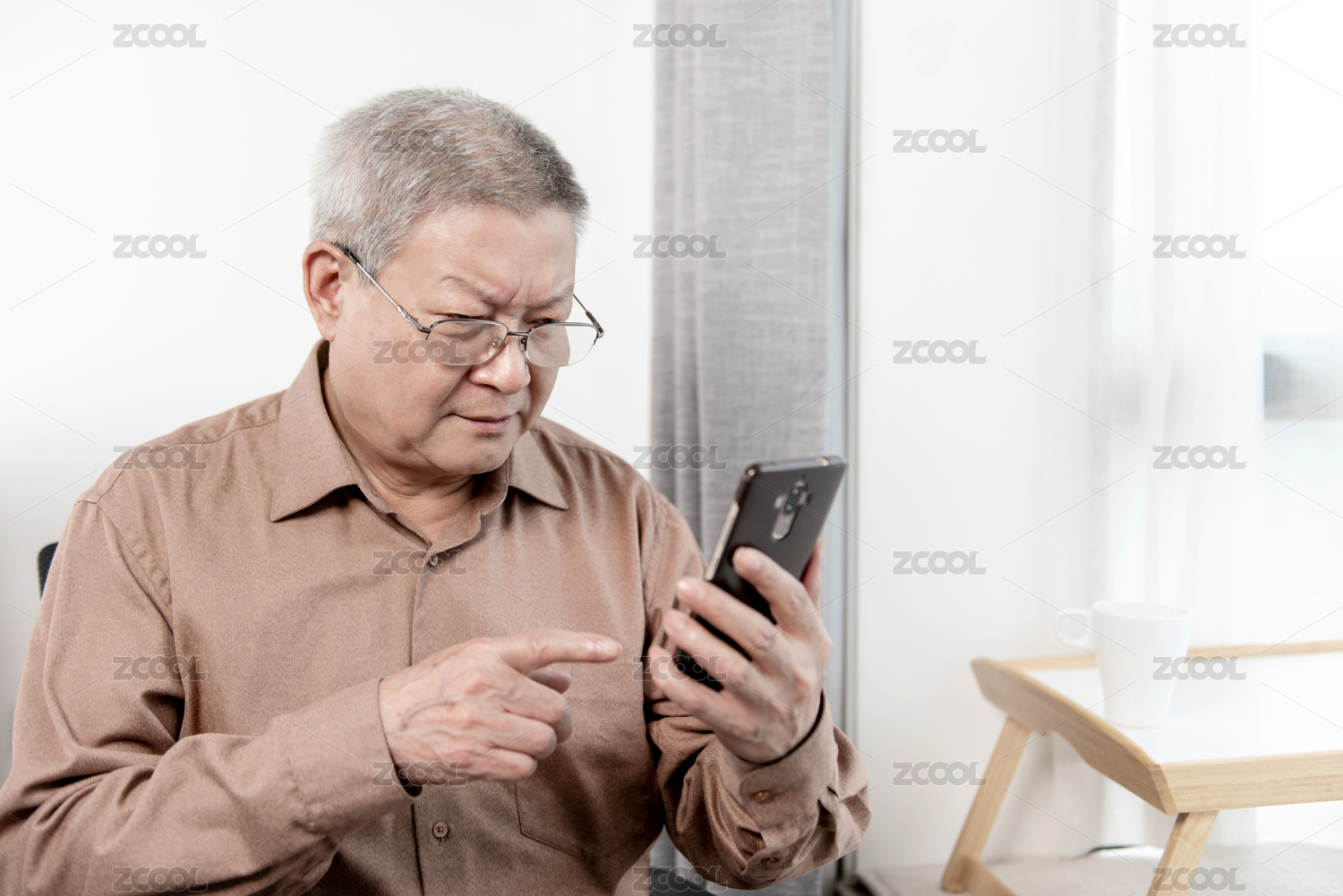 正在看手机的老年人