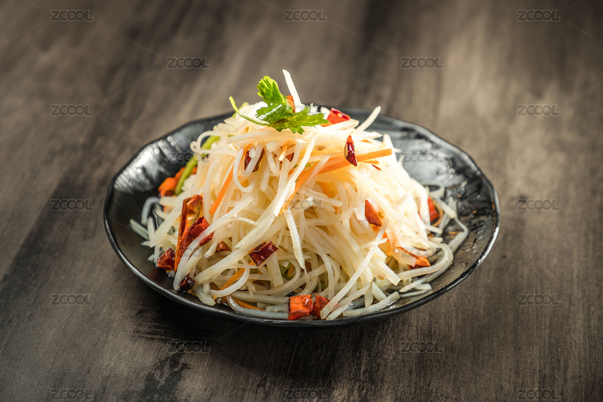 棕色木紋桌面上放著一份涼拌酸辣土豆絲（主預覽-6231447） - 未分類 - 站酷設(shè)計師濤麟攝影原創(chuàng)素材 - 站酷ZCOOL