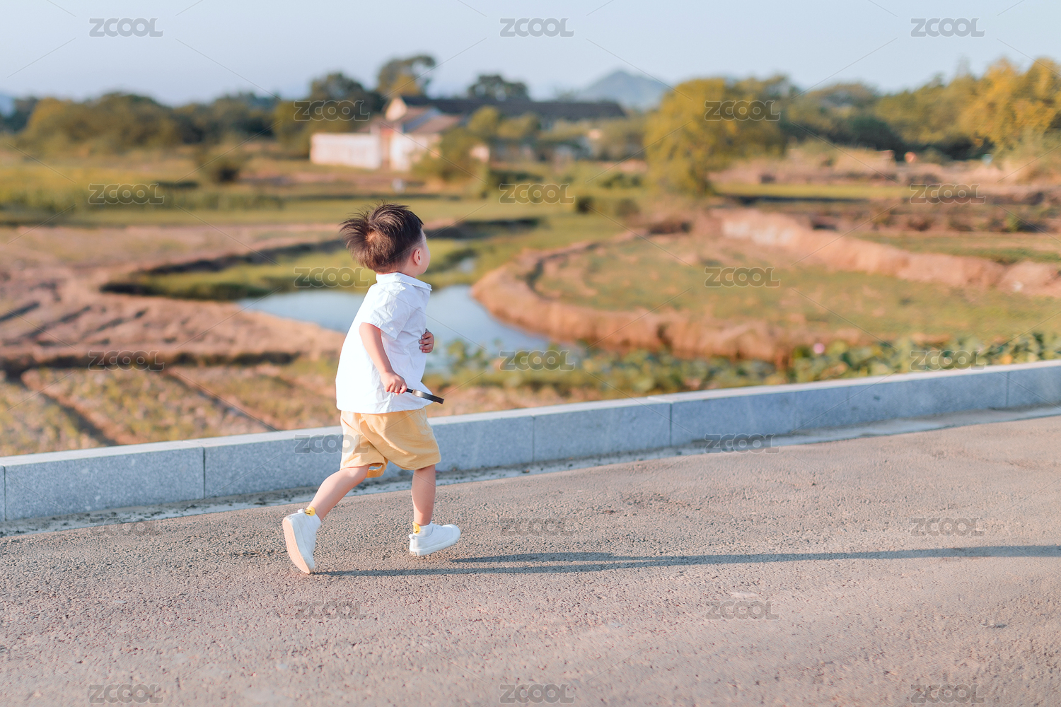 夏天阳光下奔跑的小男孩