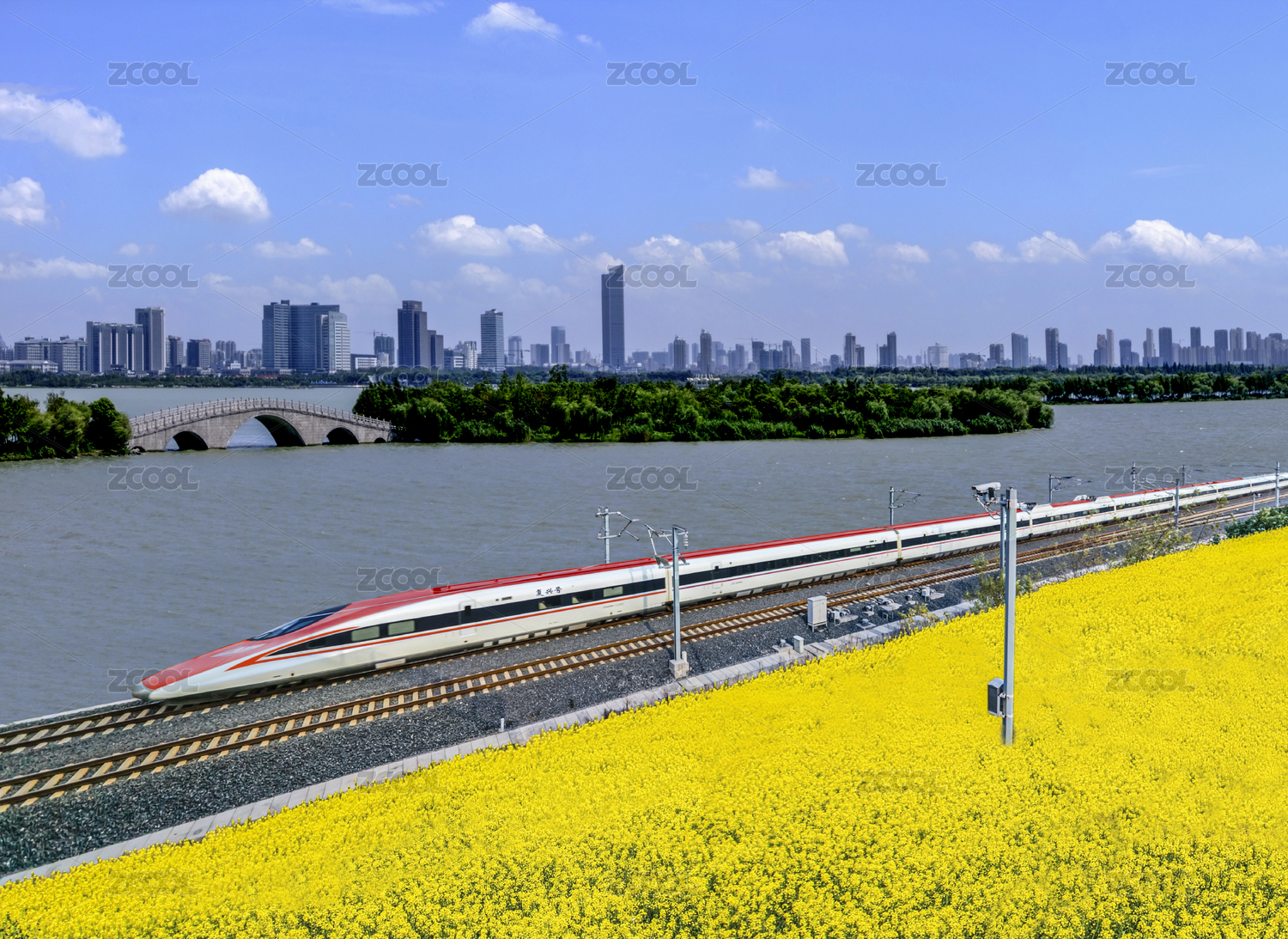 铁轨上运行的复兴号高铁列车