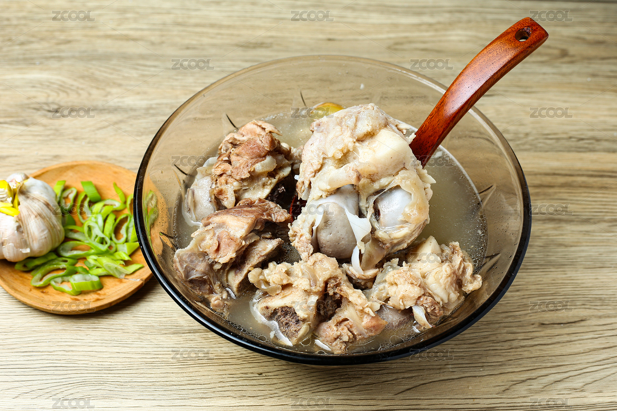 木勺舀起骨頭湯放在大玻璃碗里（主預覽-8607875） - 未分類 - 站酷設計師沉默的螺旋JN原創(chuàng)素材 - 站酷ZCOOL