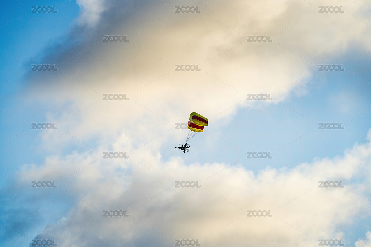 三亞藍天白云背影下的滑翔翼飛行（主預覽-1750026） - 未分類 - 站酷設(shè)計師linenyong原創(chuàng)素材 - 站酷ZCOOL