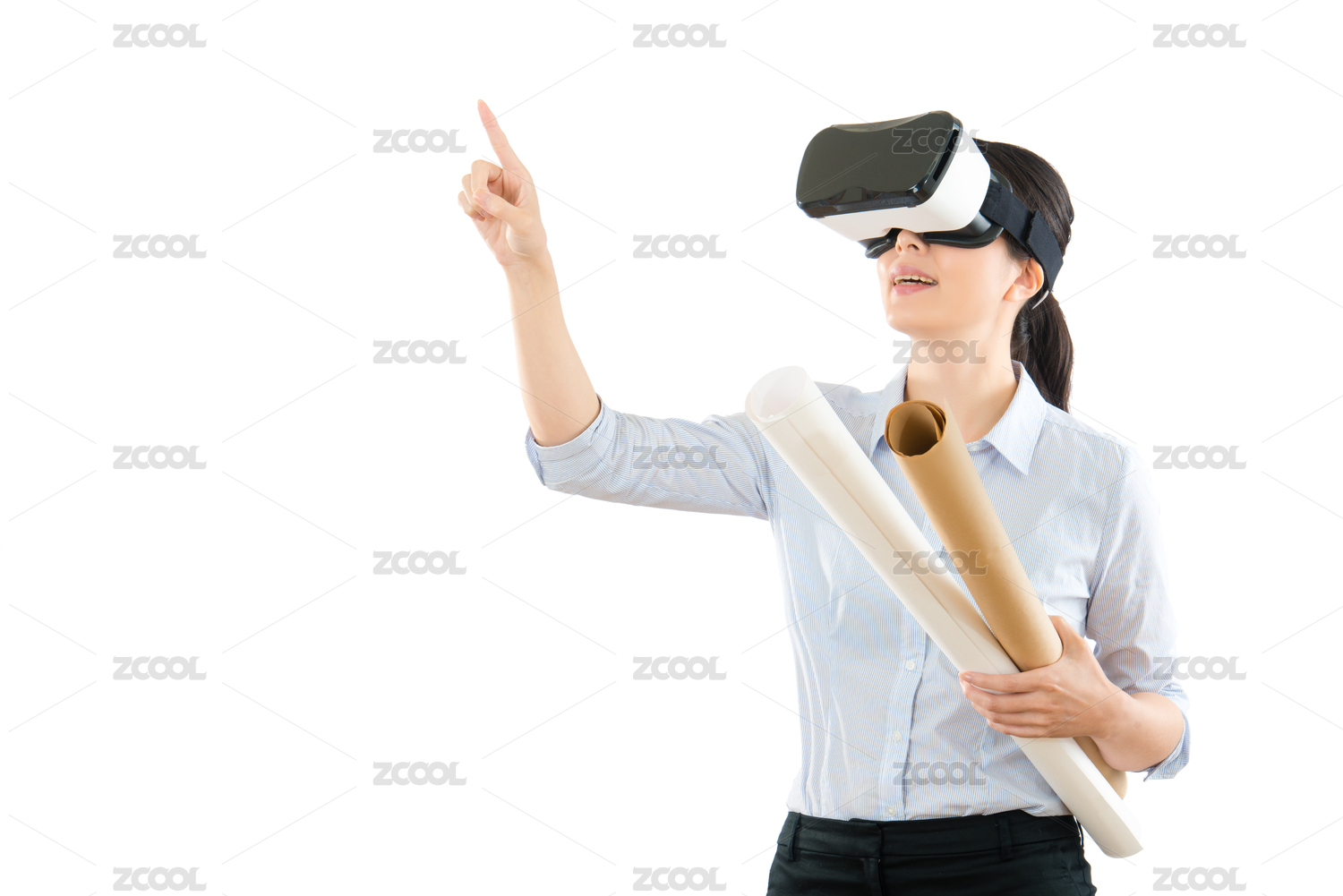 亚洲青年建筑师女人控股设计纸卷体验VR虚拟现实眼镜和使用手的手指触摸屏幕上的白墙上演播室背景空气COPYSPACE。