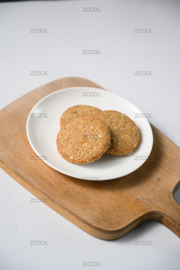 桌面上的盤子里的美味可口的燕麥粗糧餅（主預(yù)覽-8303683） - 未分類 - 站酷設(shè)計師我是小助理原創(chuàng)素材 - 站酷ZCOOL