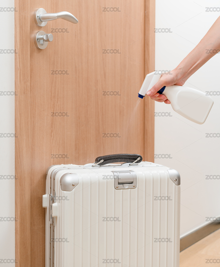 女生手拿噴壺在給行李箱消毒（主預覽-9090633） - 未分類 - 站酷設計師橘貓Mia原創(chuàng)素材 - 站酷ZCOOL