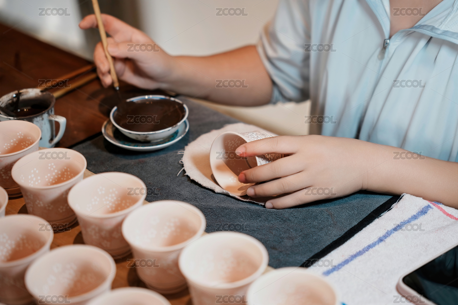 传统陶瓷手工艺绘画场景