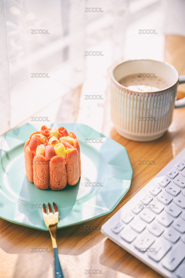 陽光明媚的天氣放在辦公桌上的蛋糕（主預覽-8590209） - 未分類 - 站酷設計師Foto貓原創(chuàng)素材 - 站酷ZCOOL