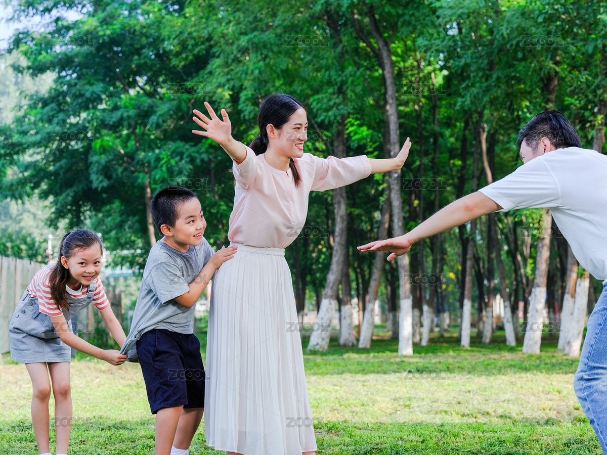 幸福的四口之家在公園玩耍（主預(yù)覽-8975425） - 未分類 - 站酷設(shè)計師capacapa原創(chuàng)素材 - 站酷ZCOOL