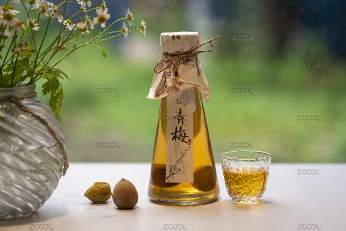 木桌上一瓶澄黃透亮的錐形瓶梅子酒和一杯梅子酒（主預(yù)覽-6354877） - 未分類 - 站酷設(shè)計(jì)師只取一瓢原創(chuàng)素材 - 站酷ZCOOL