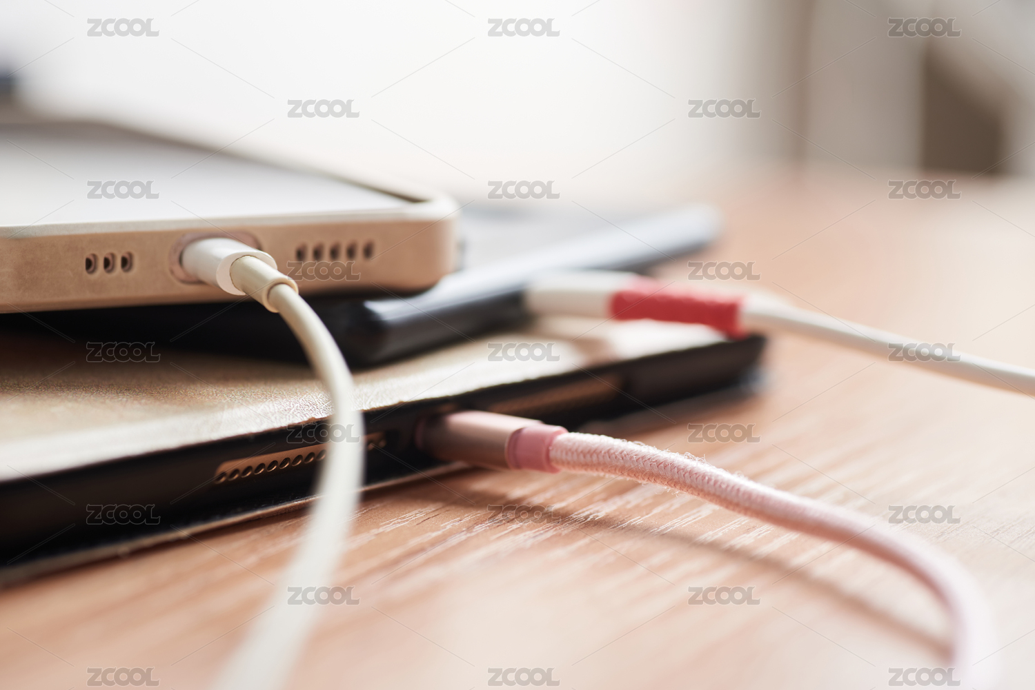 堆积在书桌上充电的电子产品
