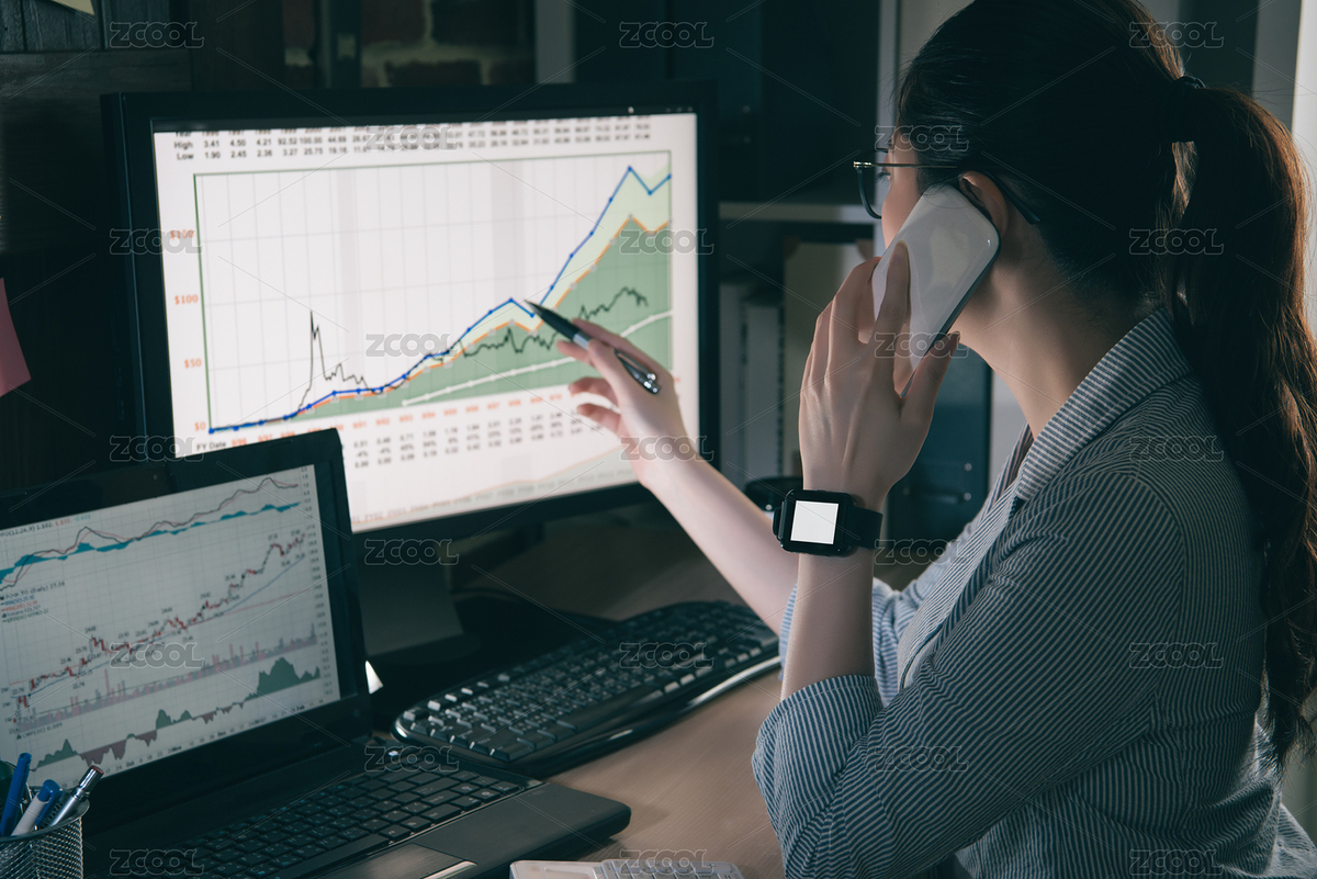 肖像商人呼吁手機(jī)指向監(jiān)視器。年輕女孩在辦公房她的移動(dòng)電話交談。（主預(yù)覽-5571169） - 未分類(lèi) - 站酷設(shè)計(jì)師PRImageFactory原創(chuàng)素材 - 站酷ZCOOL