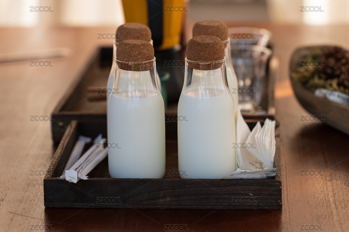 木質托盤上的牛奶瓶（主預覽-4111946） - 未分類 - 站酷設計師Fez4mwH73A原創(chuàng)素材 - 站酷ZCOOL
