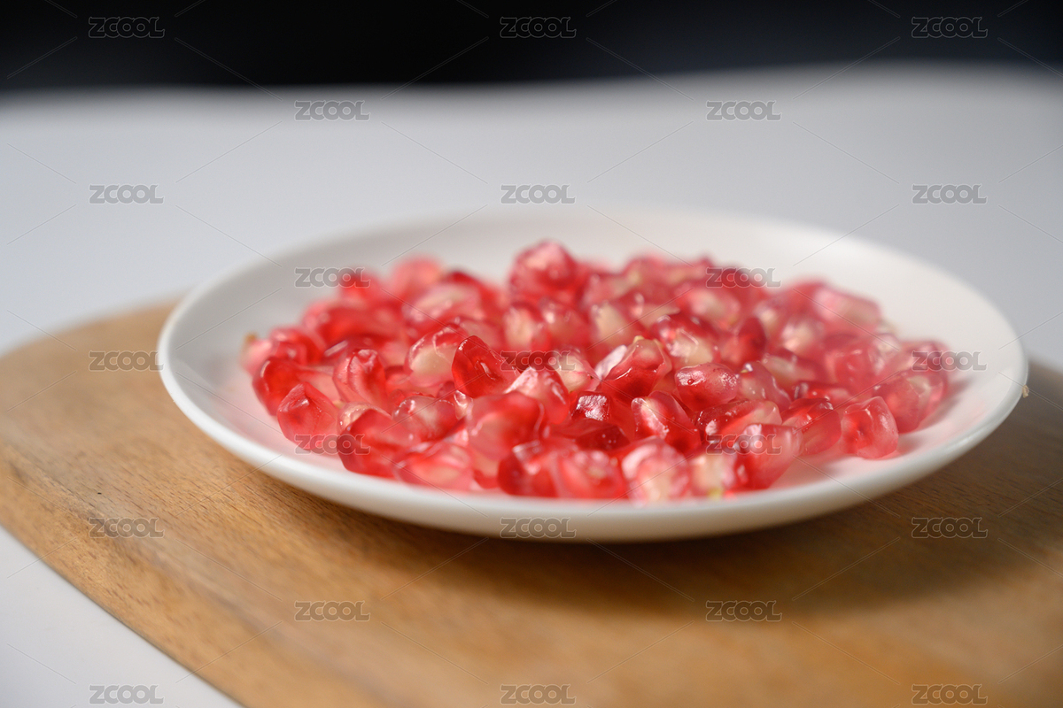 桌面上的盤子里的美味可口的石榴籽（主預(yù)覽-9026046） - 未分類 - 站酷設(shè)計(jì)師我是小助理原創(chuàng)素材 - 站酷ZCOOL