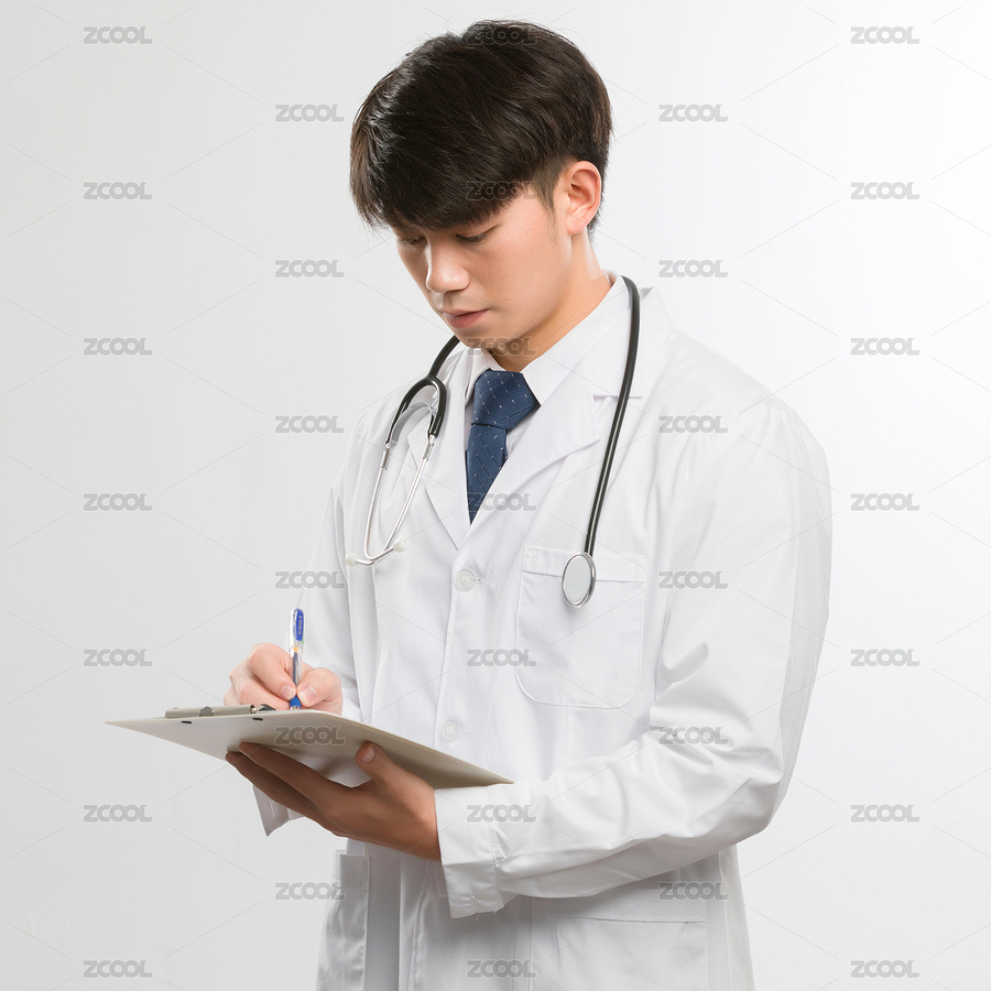 白色背景里的正在文件夹上写字的亚洲年轻男医生（主预览-3727145） - 未分类 - 站酷设计师龙套就是龙套原创素材 - 站酷ZCOOL