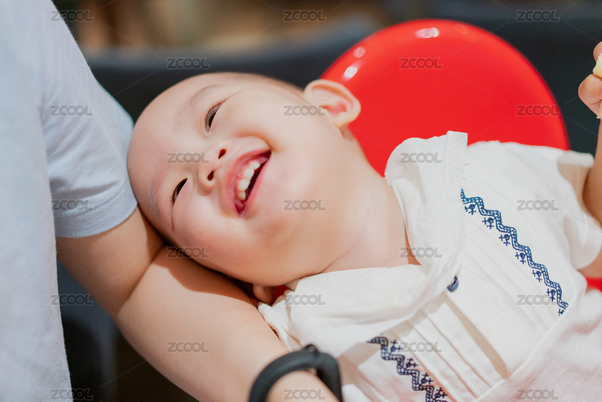 餐厅里坐在儿童餐椅里的男婴儿（主预览-8794352） - 未分类 - 站酷设计师allenchen214原创素材 - 站酷ZCOOL