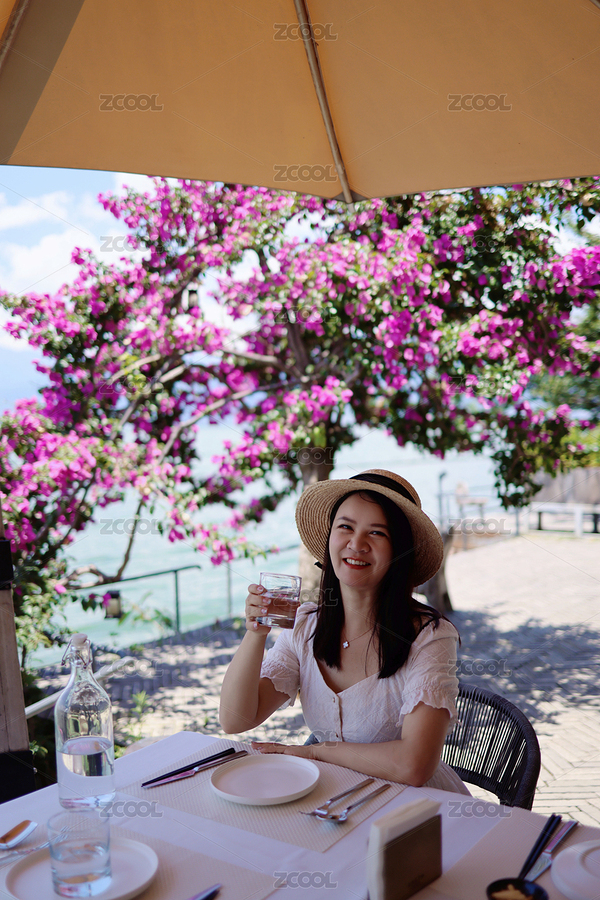 坐在椅子上看海的女人的后視圖（主預(yù)覽-8894195） - 未分類 - 站酷設(shè)計師初小夏夏原創(chuàng)素材 - 站酷ZCOOL