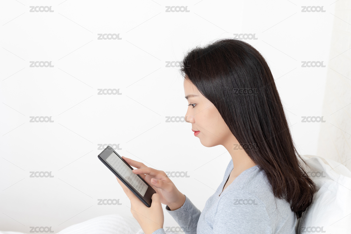 臥室里一名年輕女性在看電子書（主預(yù)覽-7840110） - 未分類 - 站酷設(shè)計(jì)師meimeier原創(chuàng)素材 - 站酷ZCOOL