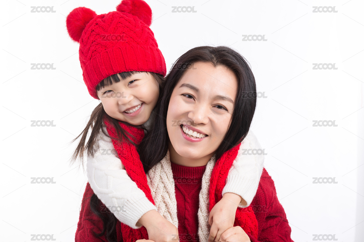 过新年中国小女孩搂着妈妈脖子