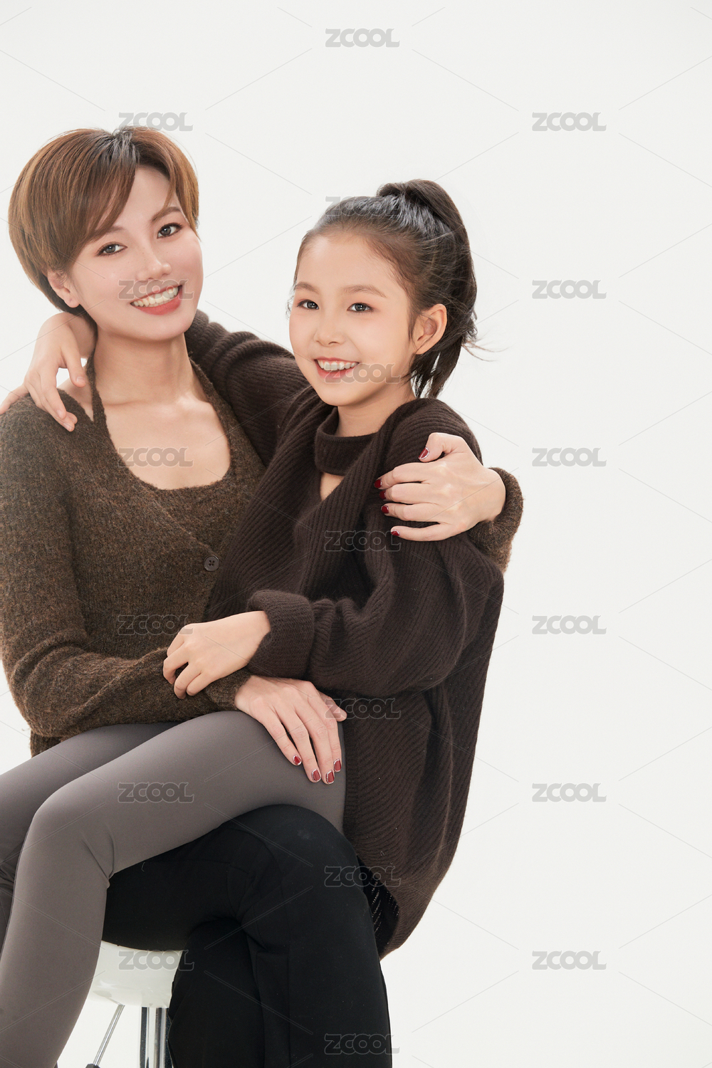 白色背景里的美丽妈妈与可爱女儿亲子人像