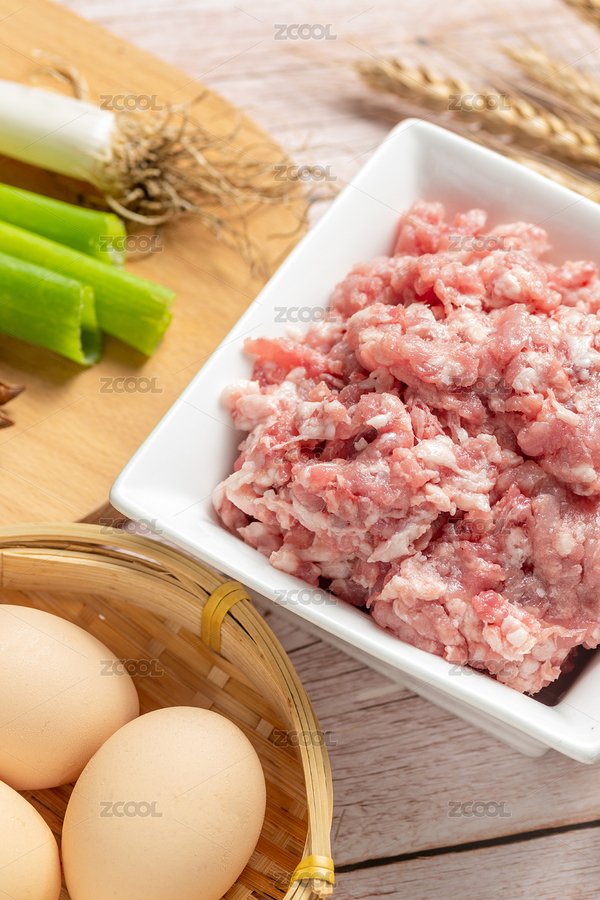 一碗新鮮的豬肉餡擺放在木桌面上（主預(yù)覽-6698617） - 未分類 - 站酷設(shè)計(jì)師金翅大鵬原創(chuàng)素材 - 站酷ZCOOL