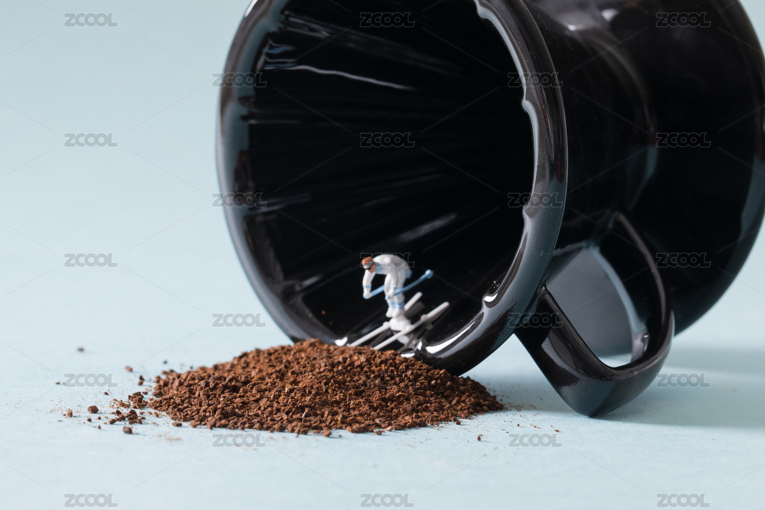 手冲咖啡壶coffee beans with coffee powder on blue background Coffee pot