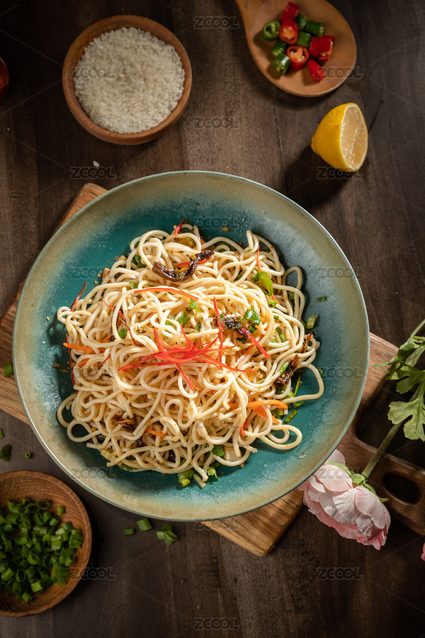 棕色桌面上放着一碗鸡枞菌米线（主预览-9082540） - 未分类 - 站酷设计师涛麟摄影原创素材 - 站酷ZCOOL