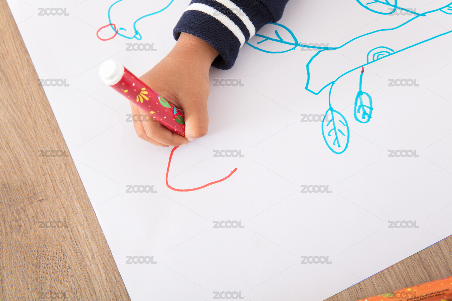 中国小孩子趴在桌子上练习绘画