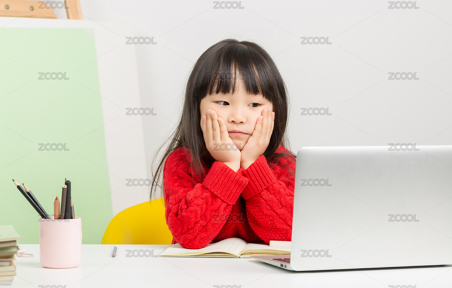 在家上网络培训课时小女孩无聊的表情