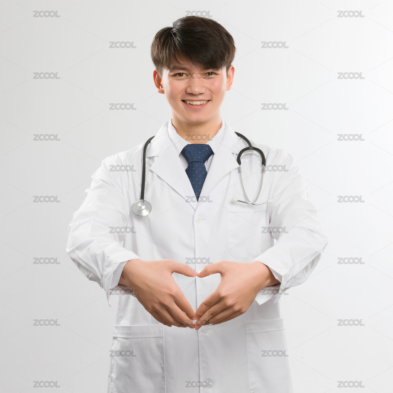  白色背景里的亚洲年轻男医生