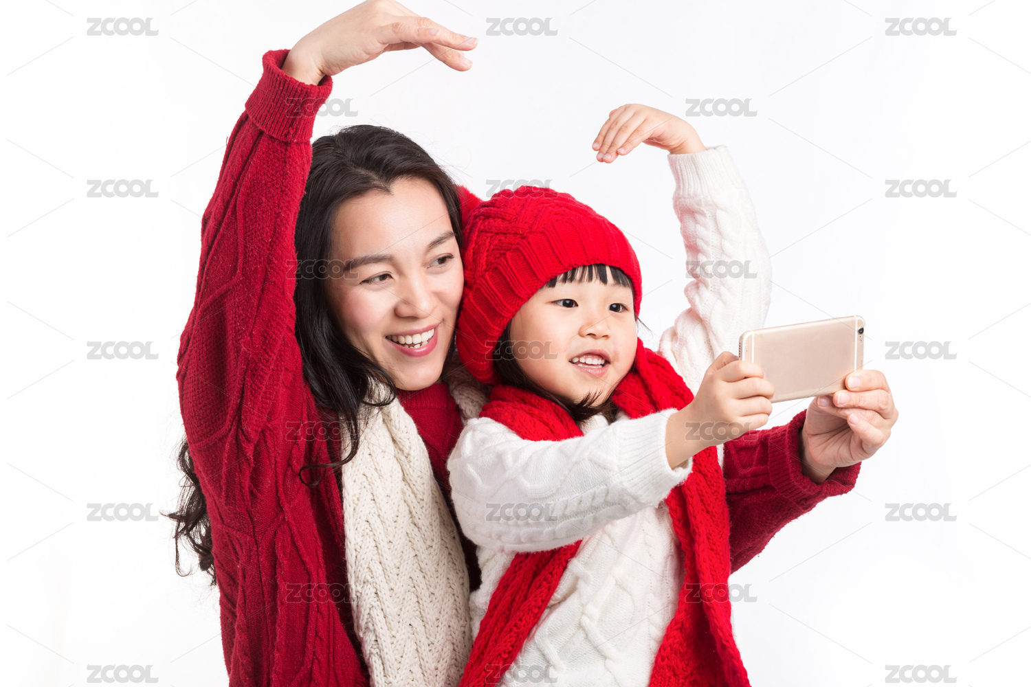 过新年中国小女孩和妈妈在一起开心拍照