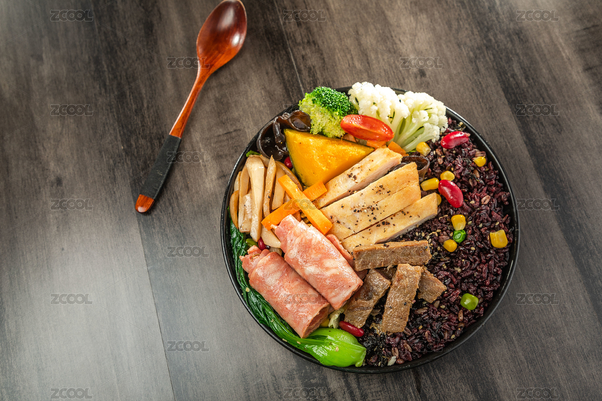 暗色木紋桌面上放著一盤煎牛肉條與雞胸肉培根黑米飯簡餐（主預(yù)覽-7077310） - 未分類 - 站酷設(shè)計師濤麟攝影原創(chuàng)素材 - 站酷ZCOOL