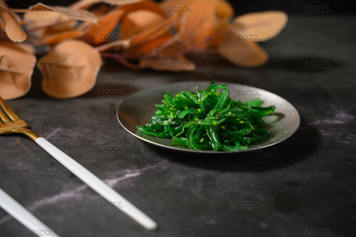 桌面上的盤子里的美味可口的涼拌海草（主預覽-12219115） - 未分類 - 站酷設計師我是小助理原創(chuàng)素材 - 站酷ZCOOL