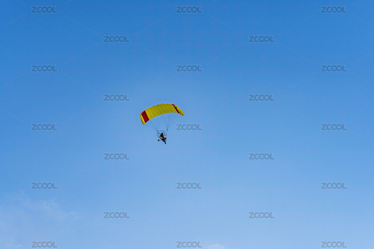 三亞藍(lán)天白云背影下的滑翔翼飛行（主預(yù)覽-8492482） - 未分類 - 站酷設(shè)計師linenyong原創(chuàng)素材 - 站酷ZCOOL