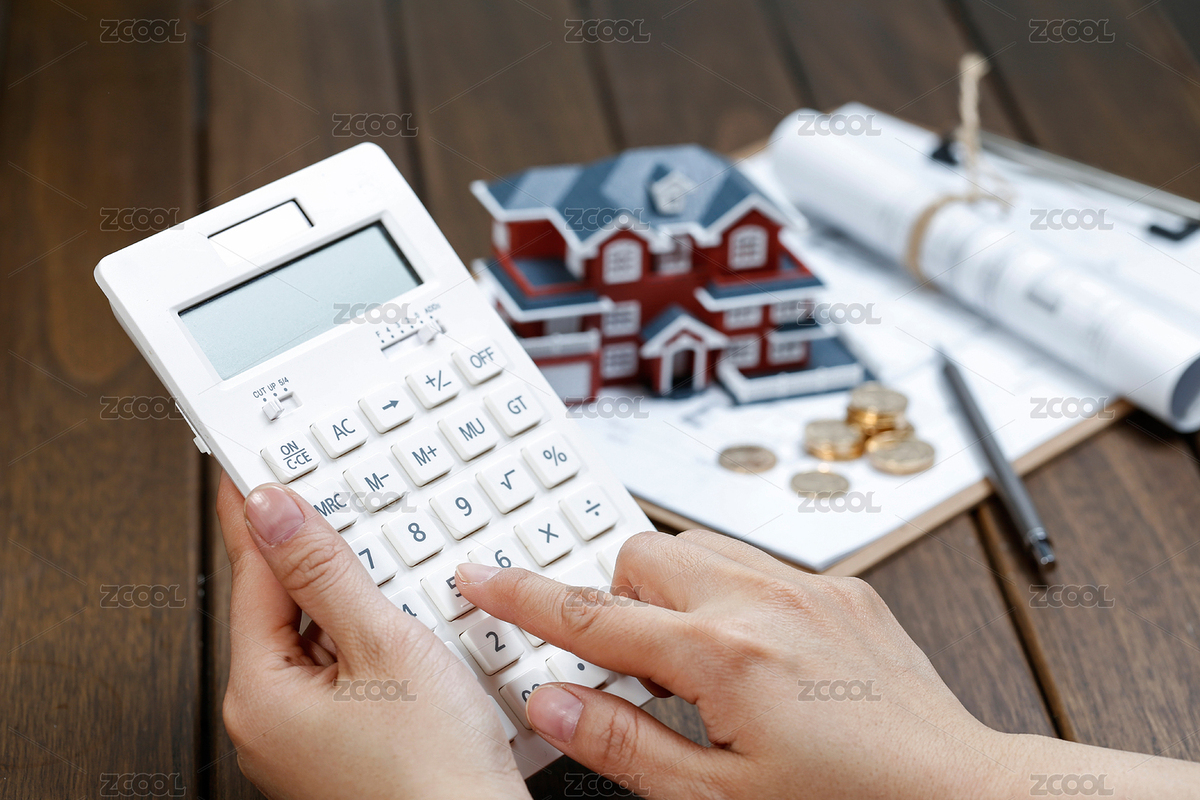 女性手操作計算器在別墅房屋模型和圖紙前,房產(chǎn)交易,買賣,核算,評估,住房公積金等概念（主預覽-2002274） - 未分類 - 站酷設計師沉默的螺旋JN原創(chuàng)素材 - 站酷ZCOOL