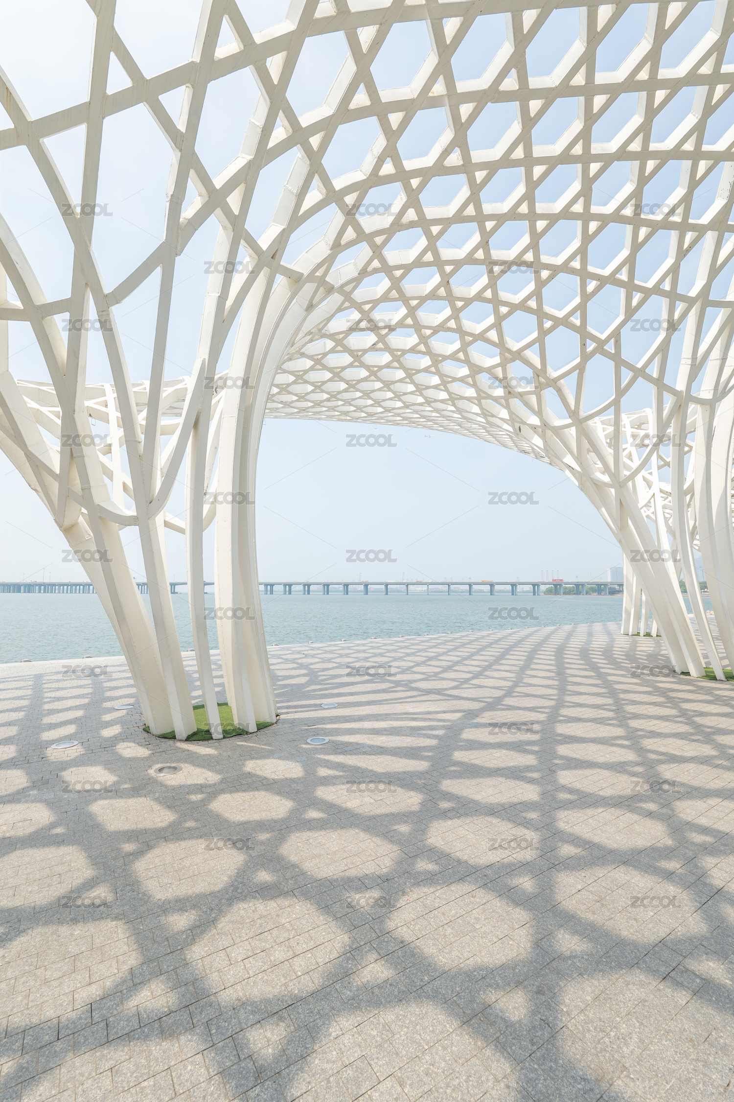 深圳欢乐港湾海边白色镂空结构建筑景观