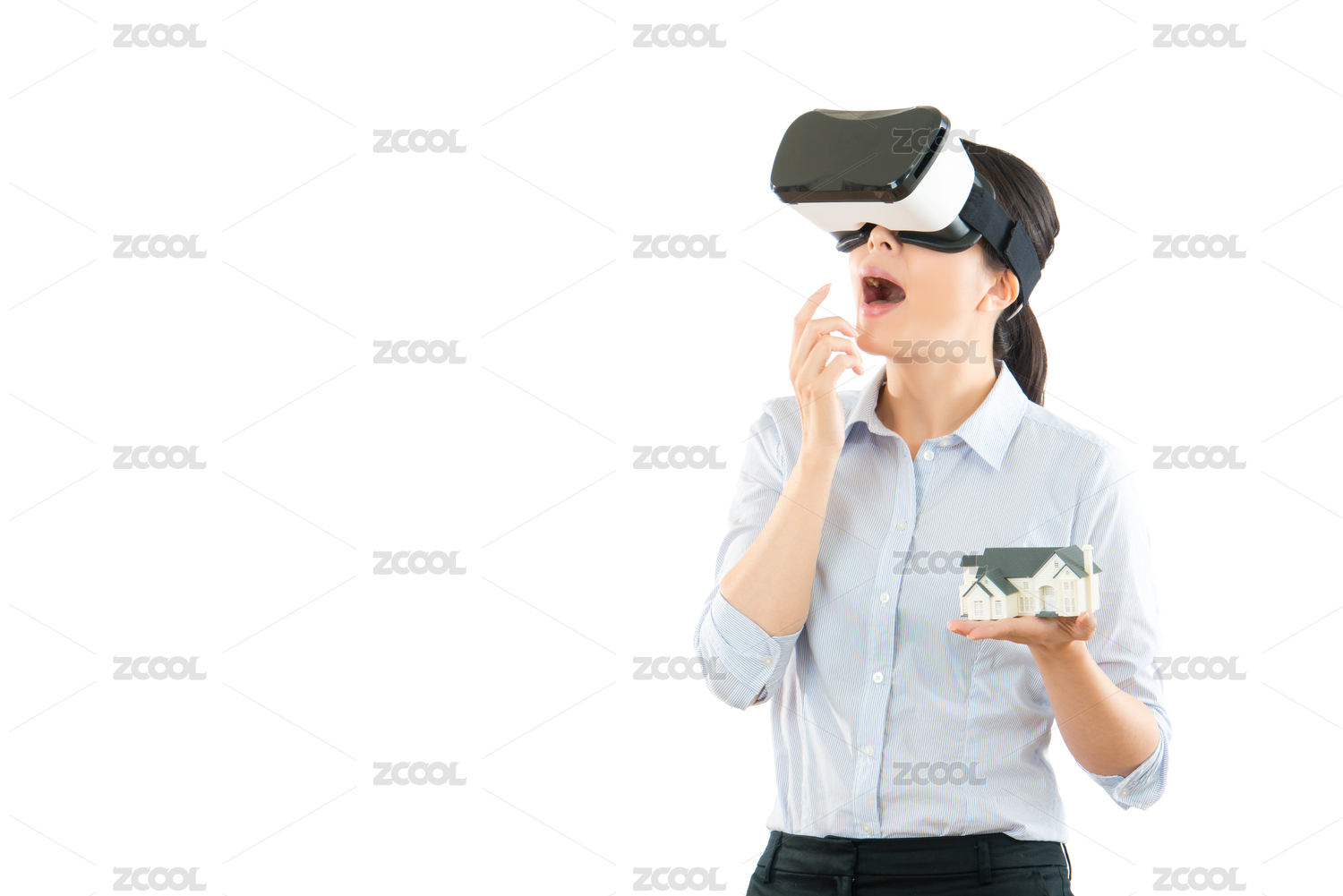 使用VR耳机，体验被隔绝在展示房子的设计模型，并在COPYSPACE在空白屏幕惊讶白色背景虚拟现实兴奋的年轻女子办公室。