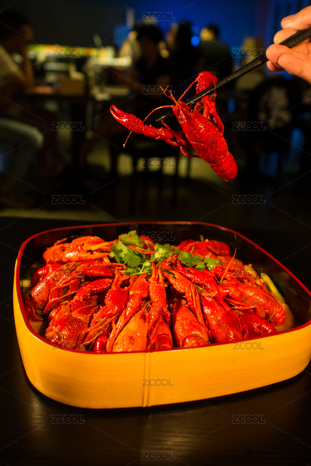 迷你小人 小龙虾 微拍小龙虾 缩微摄影小龙虾 crawfish 黄底 战斗 迷你小人和小龙虾 Crawfish Crayfish Boil Creole boil crayfish blue wooden Fresh sea food background 蓝色 黄色 缩微小人 拉锯 砍 沙滩 龙虾 模型 海鲜 鱼鲜 虾子 野生 甲壳动物