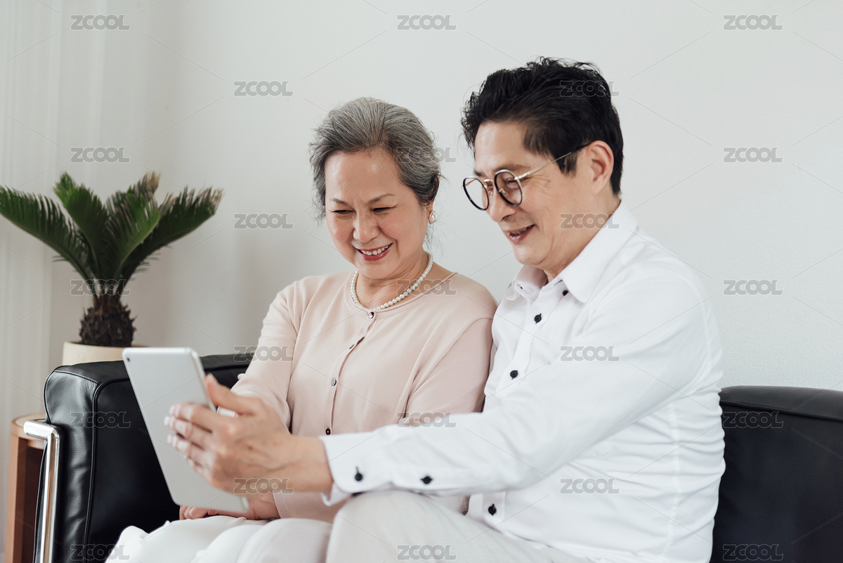 一對亞洲的老年夫妻在沙發(fā)上使用電子設(shè)備（主預(yù)覽-4015687） - 未分類 - 站酷設(shè)計師家有糧田千萬畝原創(chuàng)素材 - 站酷ZCOOL