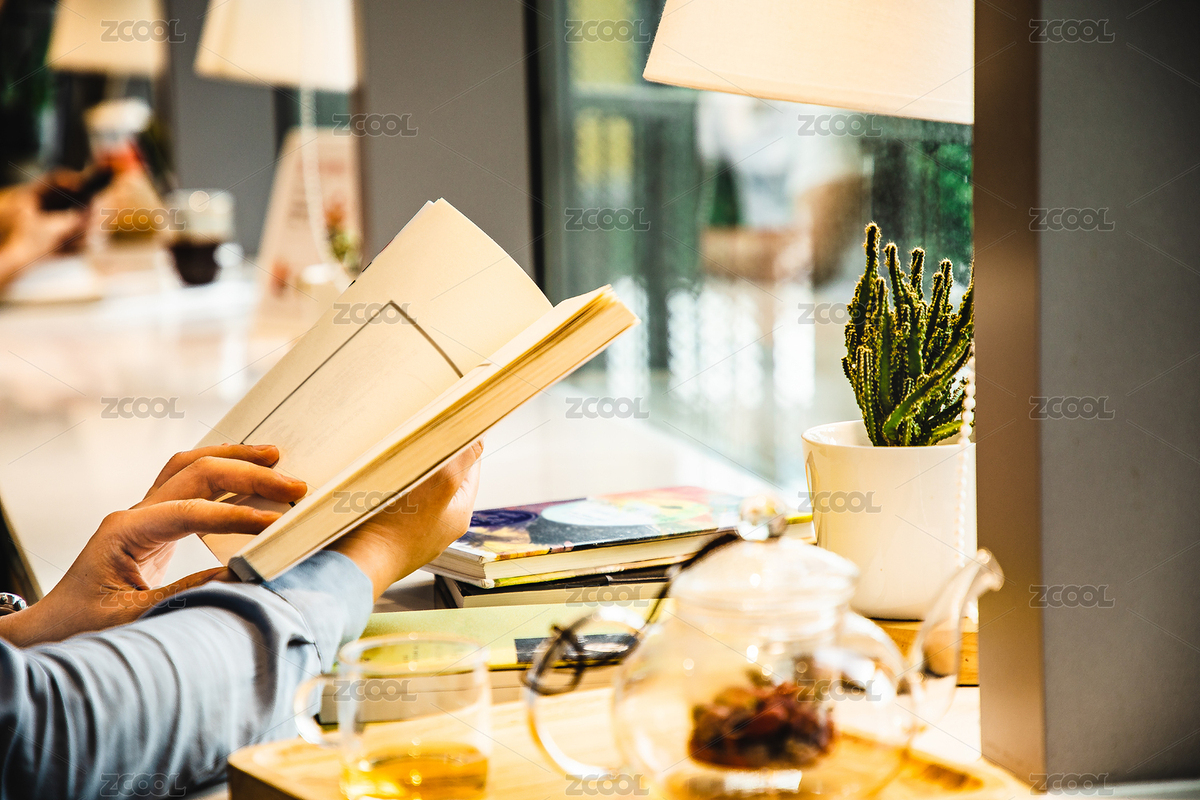 女性坐在落地窗邊大理石長桌上翻開書閱讀，桌上放著臺燈仙人掌花茶等（主預覽-9051432） - 未分類 - 站酷設計師KilitoChan原創(chuàng)素材 - 站酷ZCOOL