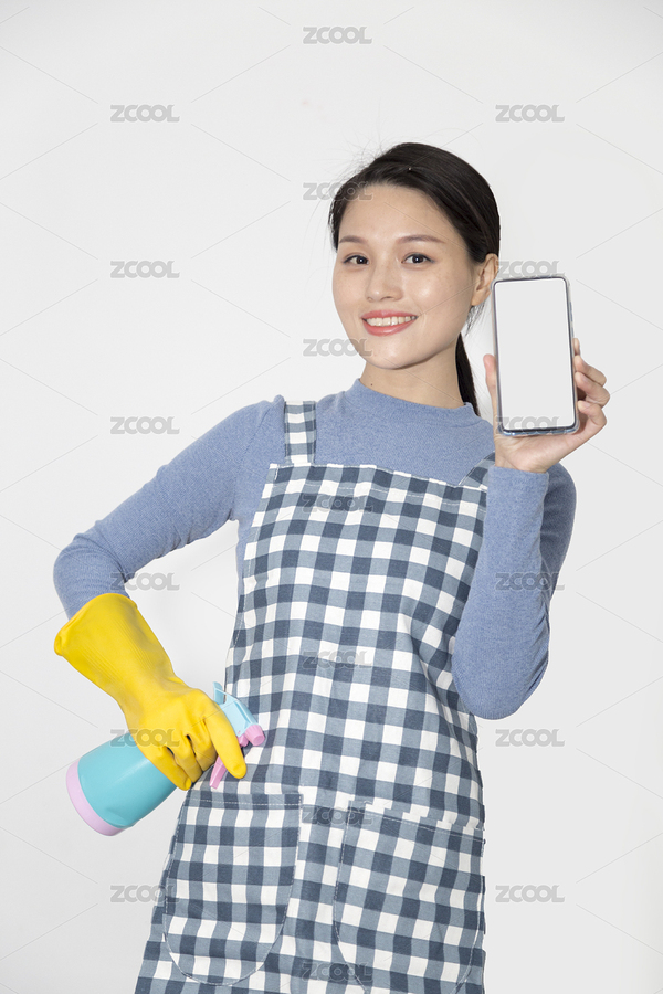 一名展示手機的東方女性清潔保姆（主預覽-4106438） - 未分類 - 站酷設計師玖菇莨原創(chuàng)素材 - 站酷ZCOOL
