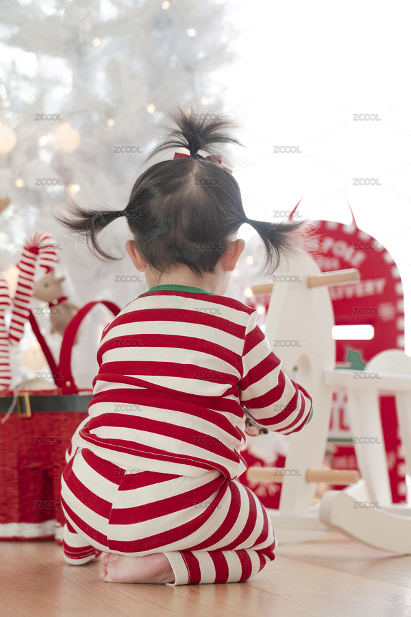 白色圣诞树前骑白木马的女幼宝宝（主预览-9593680） - 未分类 - 站酷设计师leeseasun原创素材 - 站酷ZCOOL