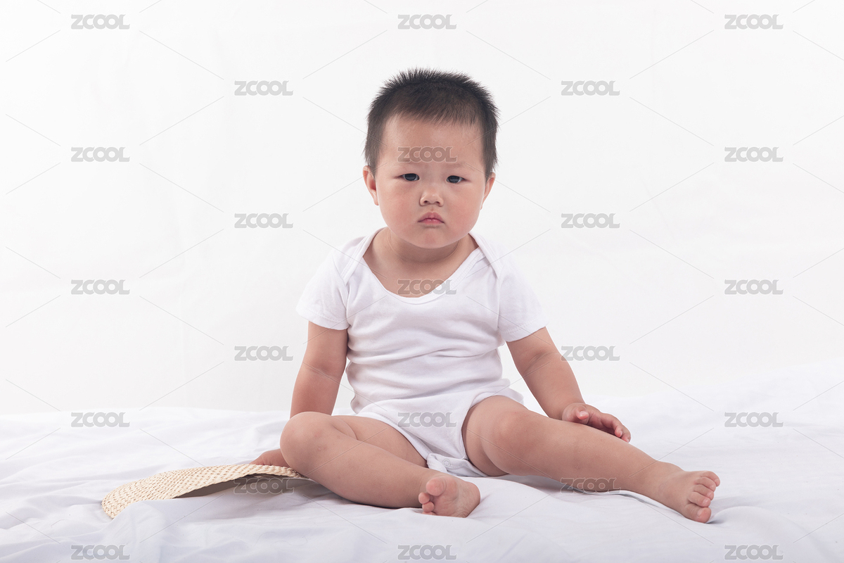 穿著白色連體衣坐著的小寶寶（主預覽-6811167） - 未分類 - 站酷設(shè)計師丫姐原創(chuàng)素材 - 站酷ZCOOL