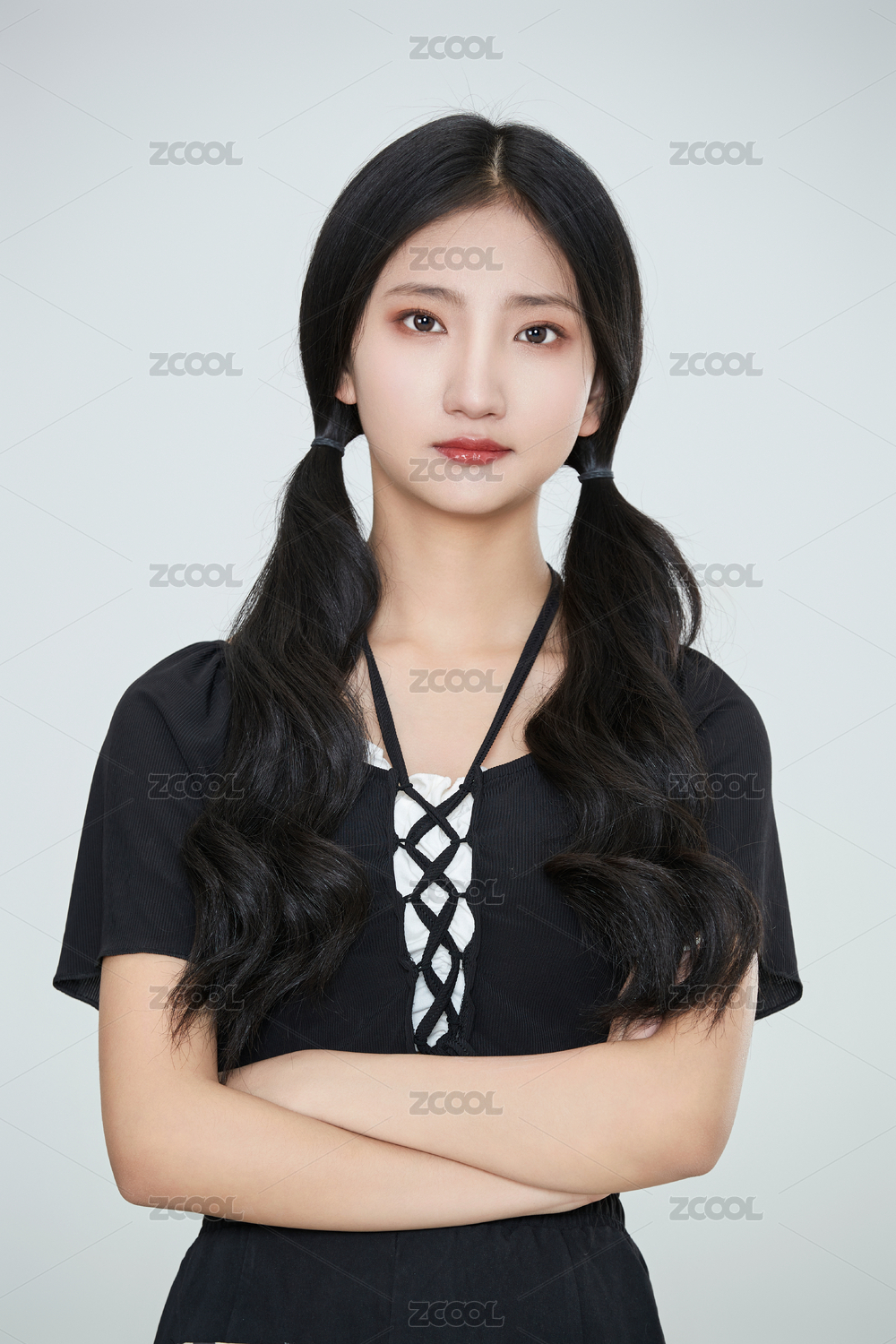 白色背景下做各种面部表情的可爱亚洲少女