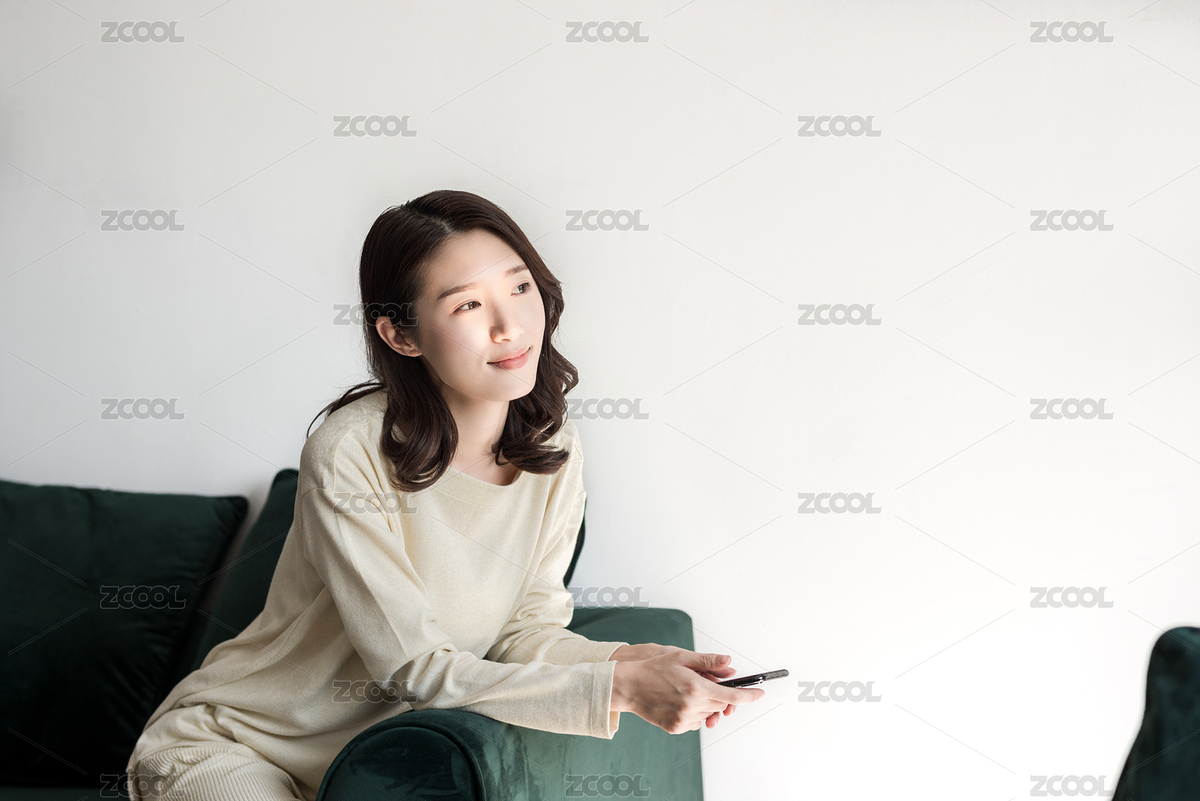 年輕女士拿著手機(jī)看著窗外的風(fēng)景（主預(yù)覽-610406） - 未分類 - 站酷設(shè)計(jì)師f11photo原創(chuàng)素材 - 站酷ZCOOL